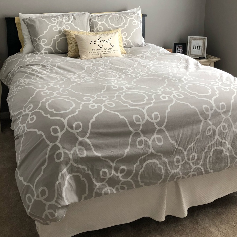 Grey Queen duvet cover + 2 matching standard shams